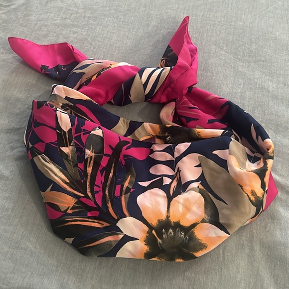 Square scarf blue and pink NWT Italian brand Oviesse 34”x34” - Picture 2 of 6